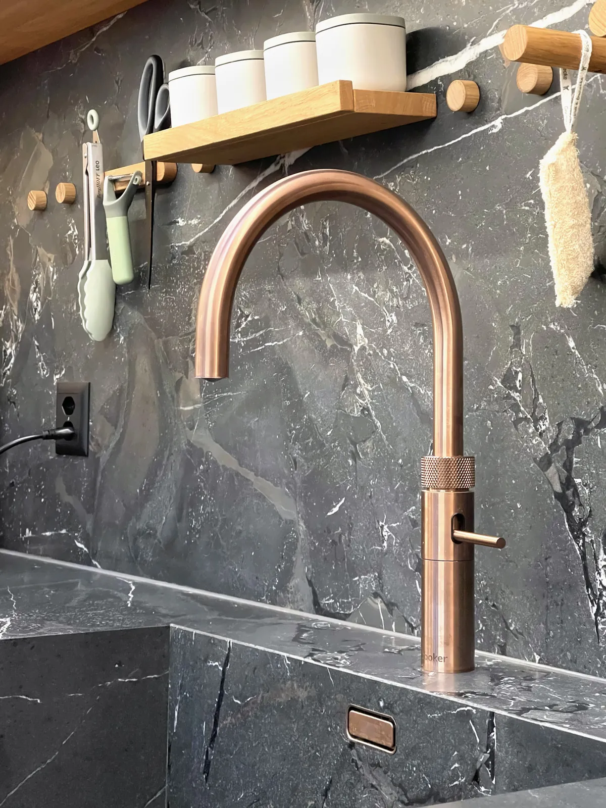 Armatur mit kochendem Wasser, Rückwand in Stein