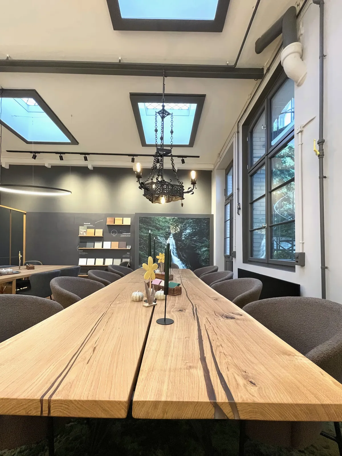 Lange Tafel aus Eiche unter den Oberlichtern im Atelier