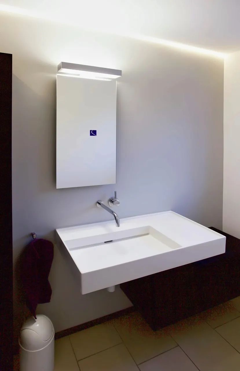 Gäste-WC mit Bogenfenster