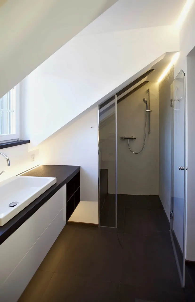 Durchgang mit Spiegelschrank