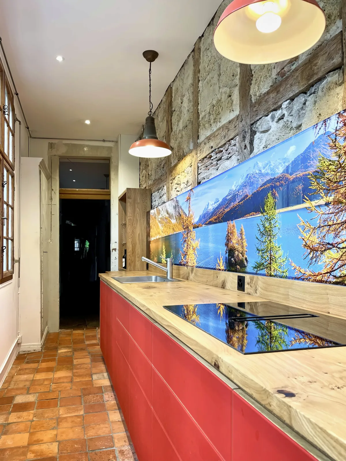 Fronten in Rot vor dem Fachwerk