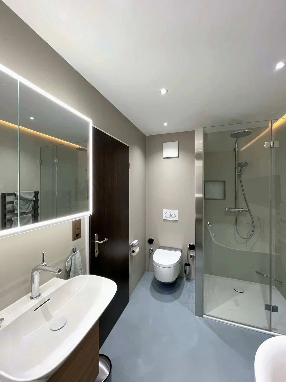 Waschtisch, WC und Dusche hinter Glas
