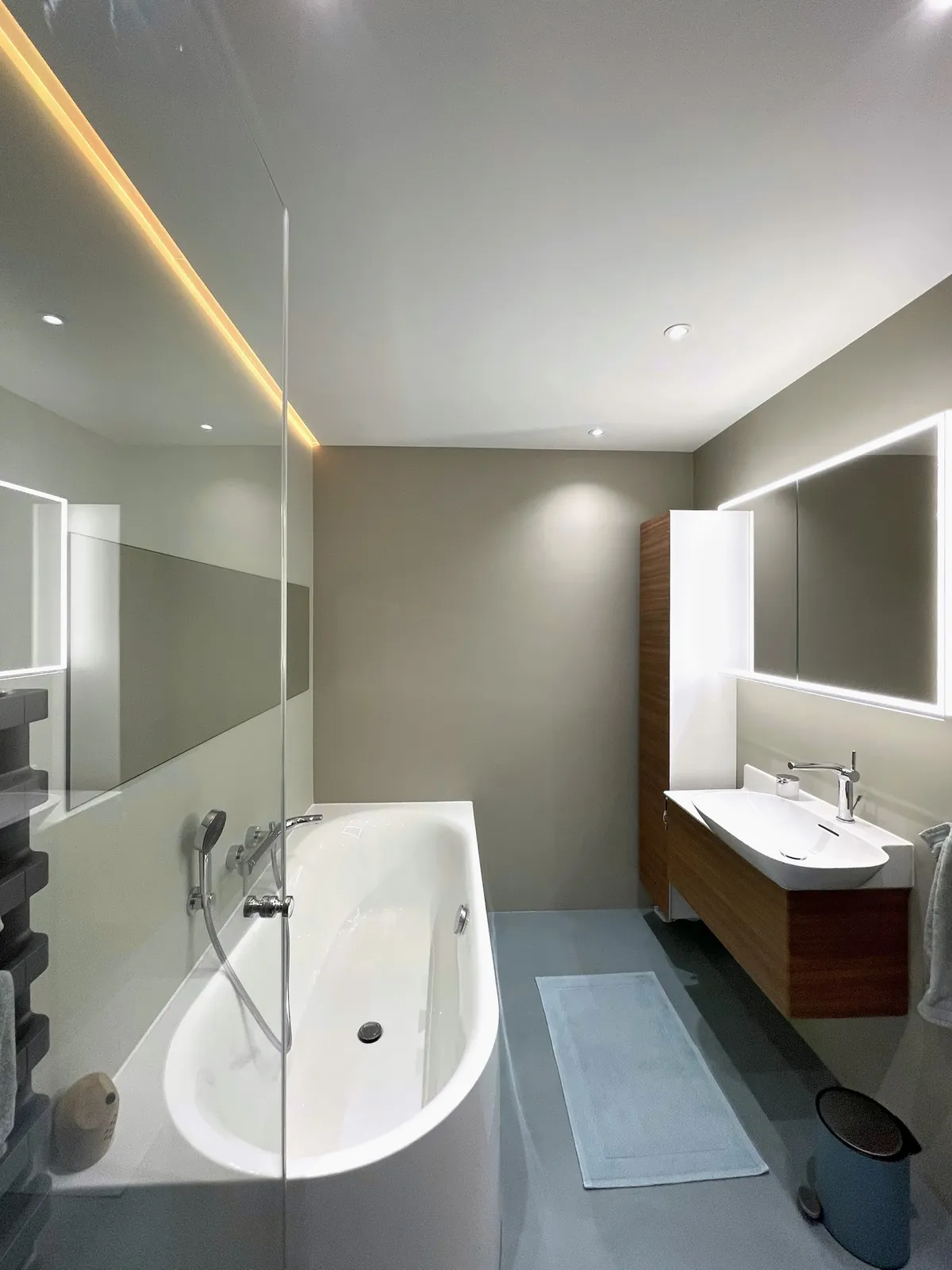 Wanne hinter Glas, Waschtisch mit Spiegelschrank