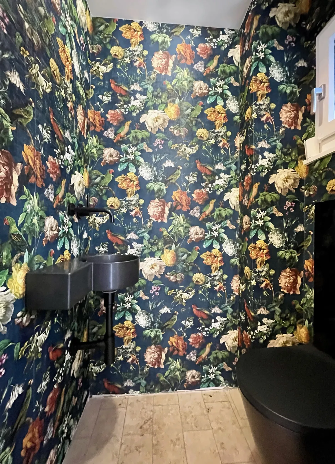 Gäste-WC mit Blumentapete