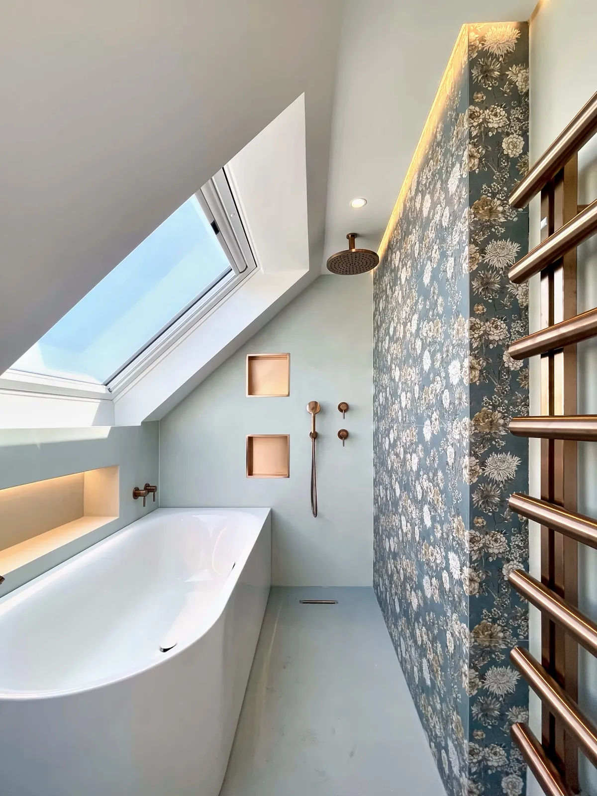 Dachbad: Wanne, Nischen in Kupfer, Wand mit Blumendekor