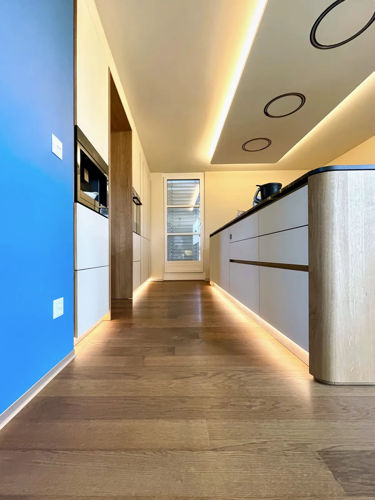 Lichtfuge über dem Boden, Wand in Blau