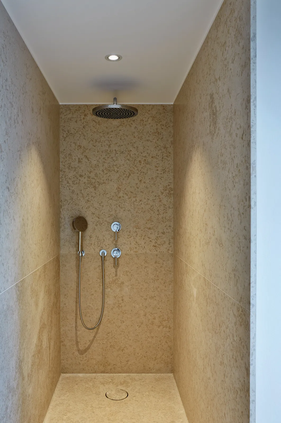 Dusche ganz in Kalkstein