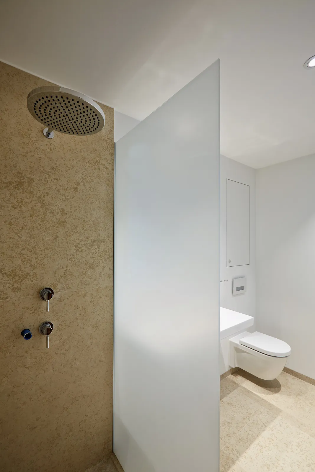 Dusche mit Stein und Mattglas