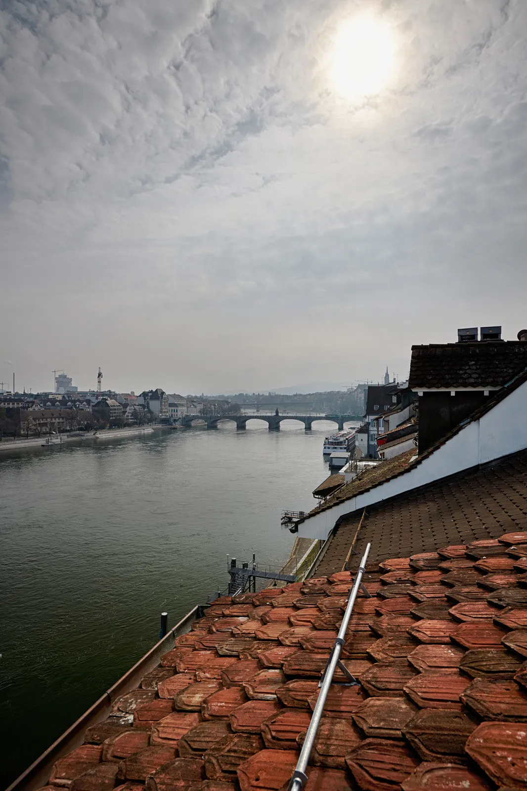 Blick über die Dächer auf den Rhein