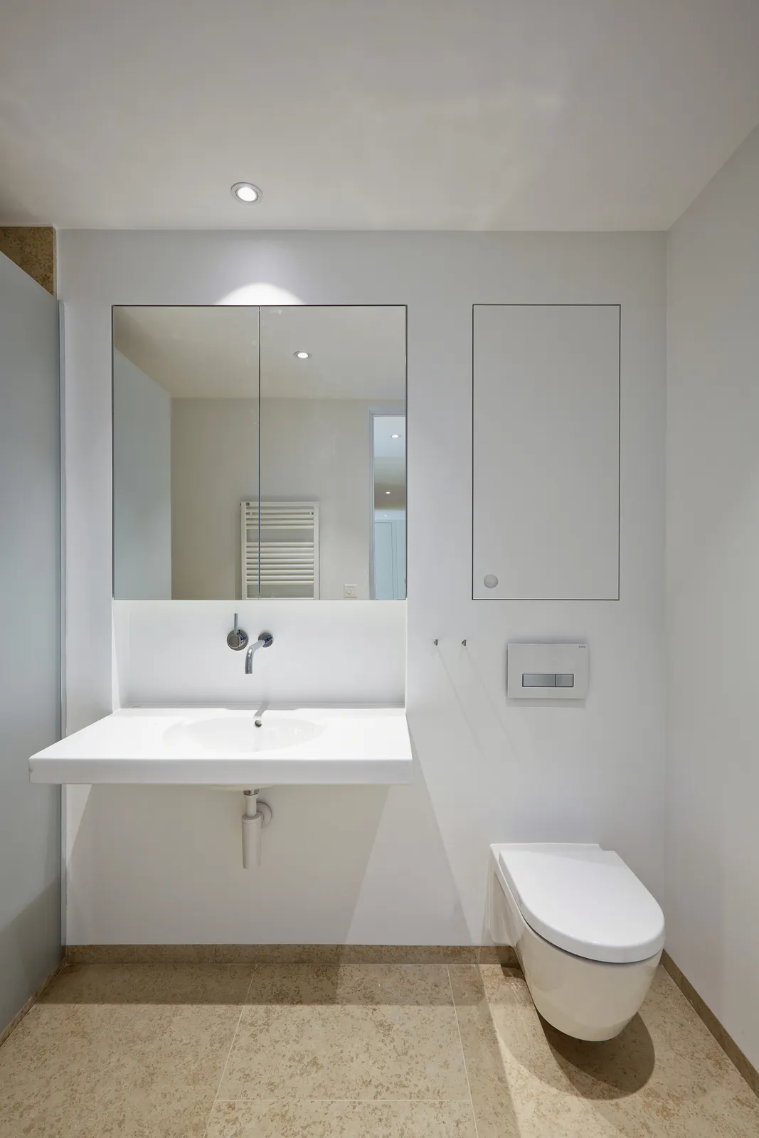 Waschtisch und WC, bündige Wandschränke