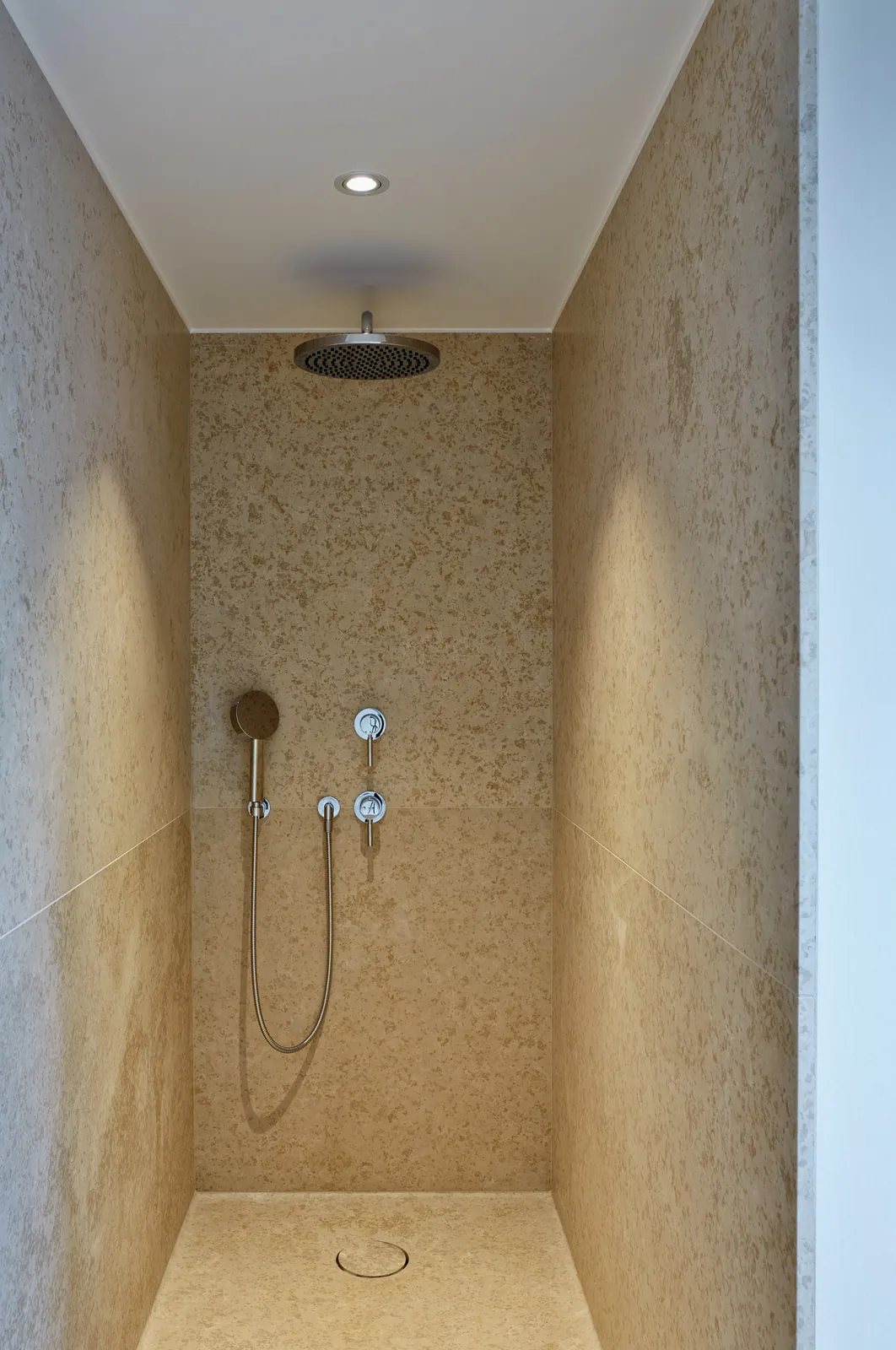 Dusche ganz in Kalkstein
