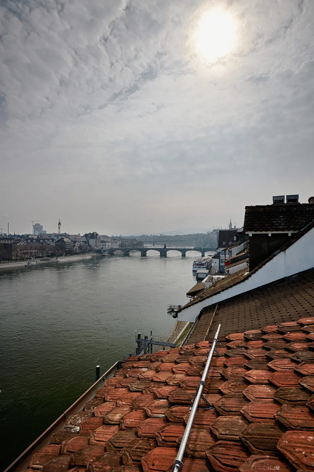 Blick über die Dächer auf Rhein und Mittlere Brücke